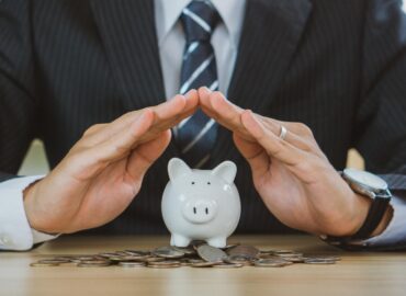 protect the piggybank in hand